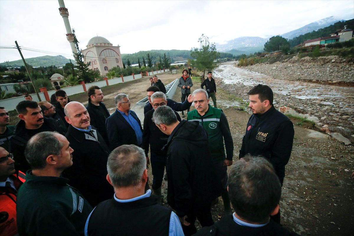 Bakan Soylu, Kumluca'da Afet Koordinasyon Toplantısı yaptı, yıkılan köprüleri inceledi