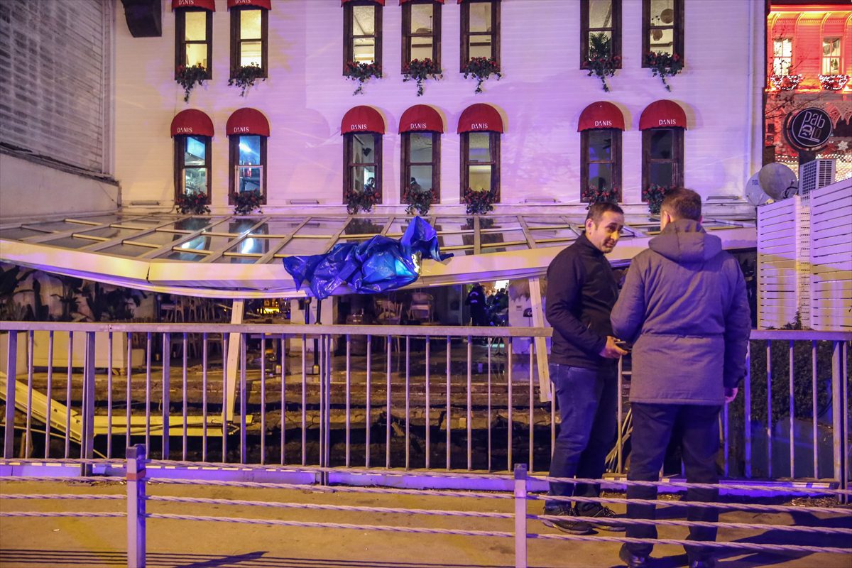 GÜNCELLEME – Beşiktaş'ta deniz kenarındaki restoranın iskelesi çöktü, 4 kişi yaralandı