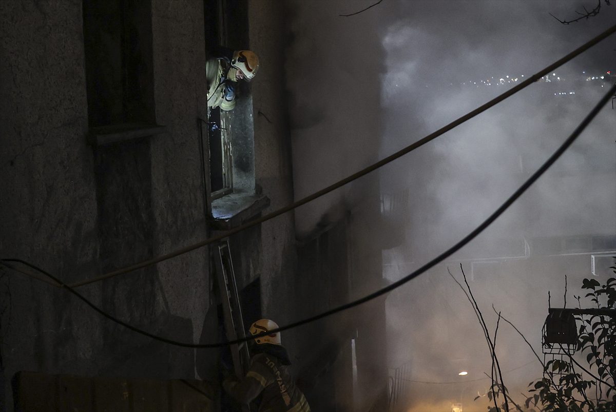 Beyoğlu'nda 3 katlı metruk binada çıkan yangın söndürüldü