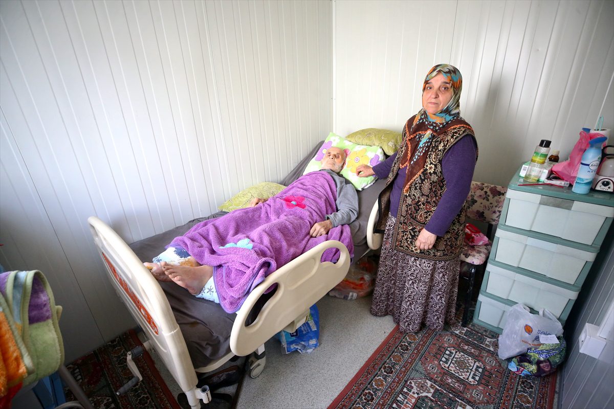 Deprem sonrası evi yıkılan Sezgin teyzenin gözyaşını devlet ve yardımseverler dindirdi