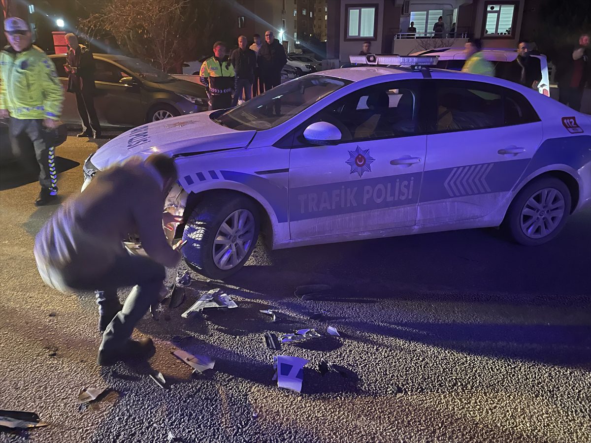 Ehliyetsiz sürücü yönetimindeki otomobil polis aracına çarptı