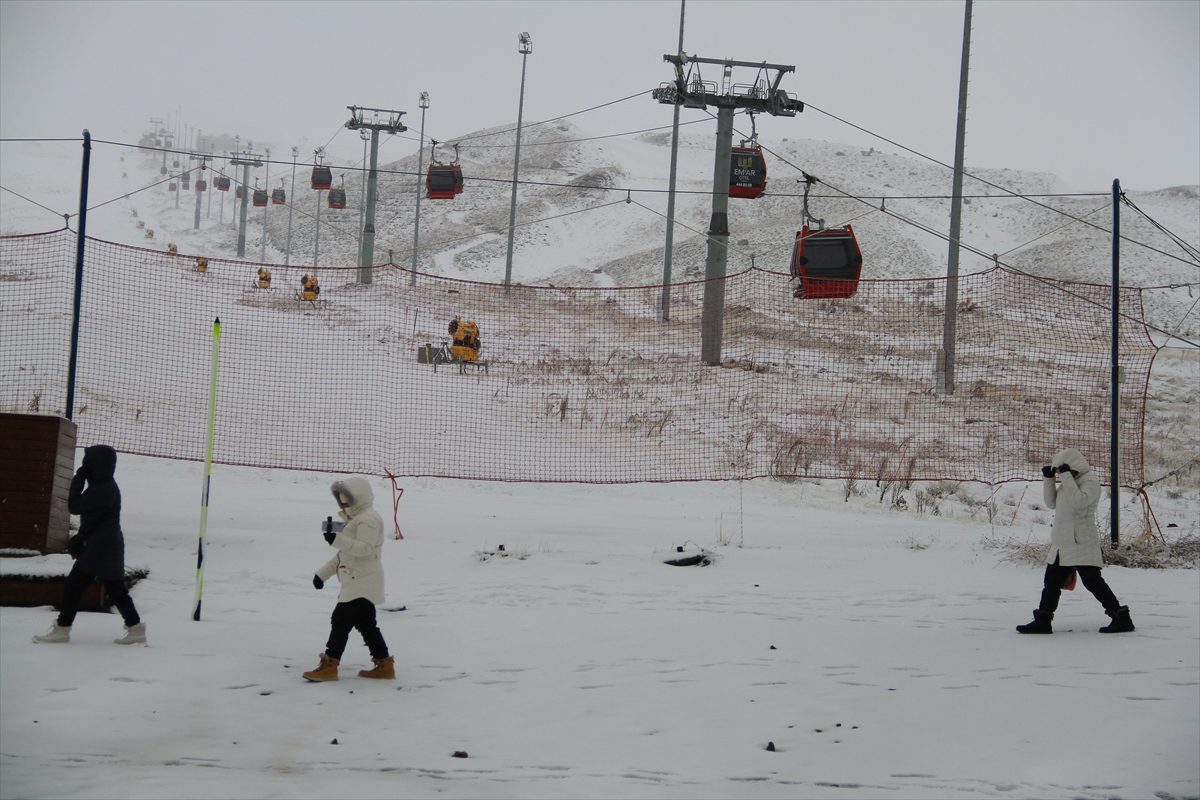 Erciyes'te kar yağışı etkili oluyor