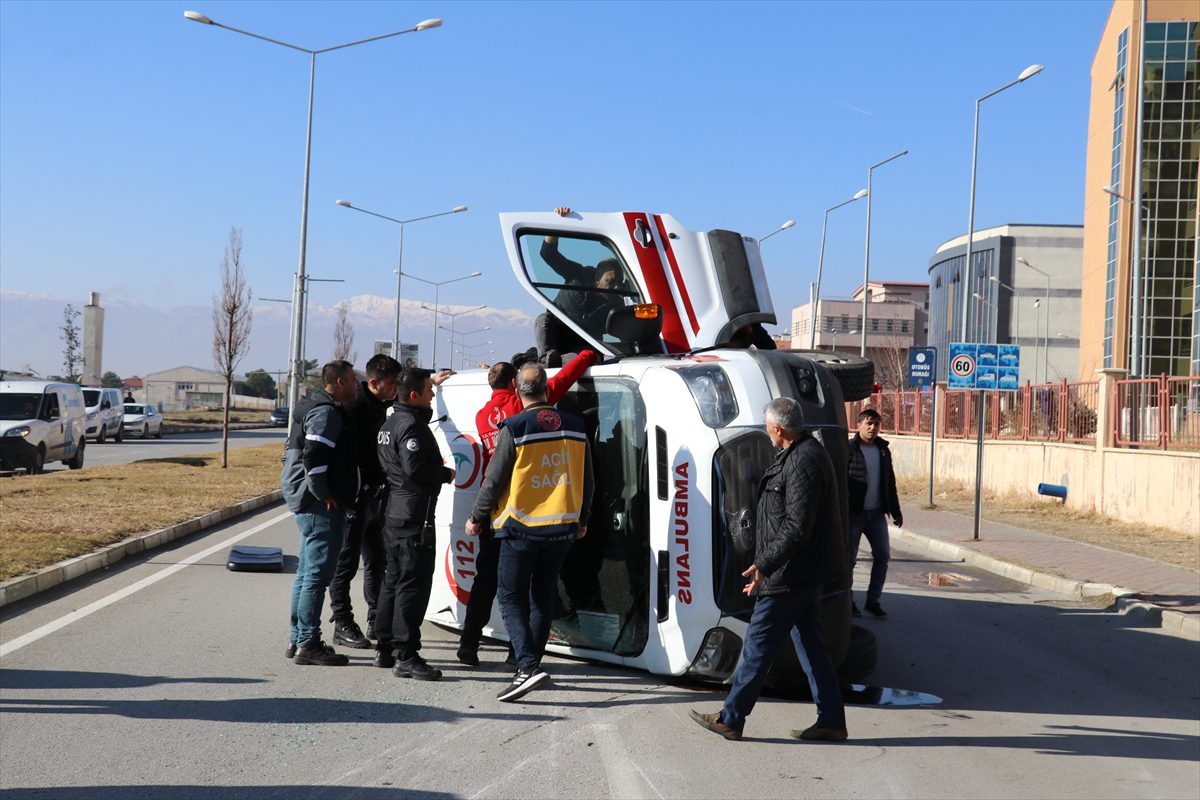 Erzincan'da ambulansla sağlık hizmetleri aracı çarpıştı, 9 kişi yaralandı