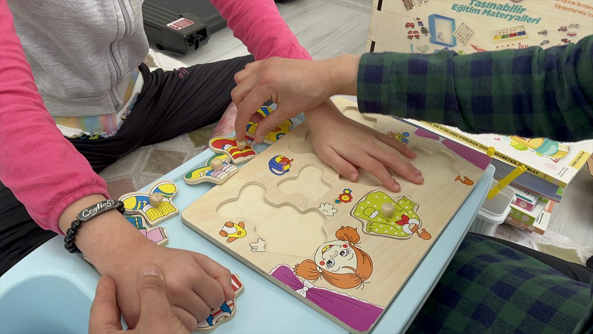 Isparta’da özel öğrenciler evde eğitim kitiyle eğitim alıyor