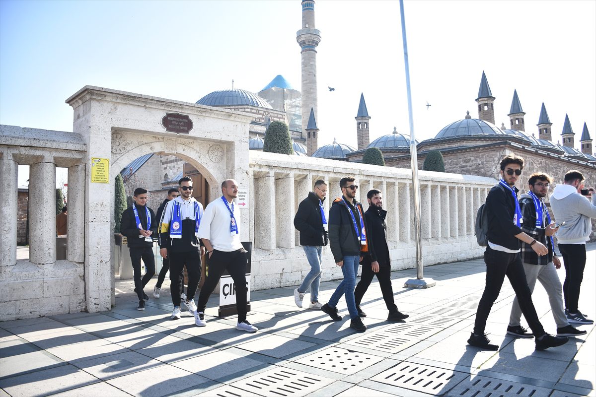 KYK yurtlarında kalan yaklaşık 550 üniversite öğrencisi Konya'yı gezdi