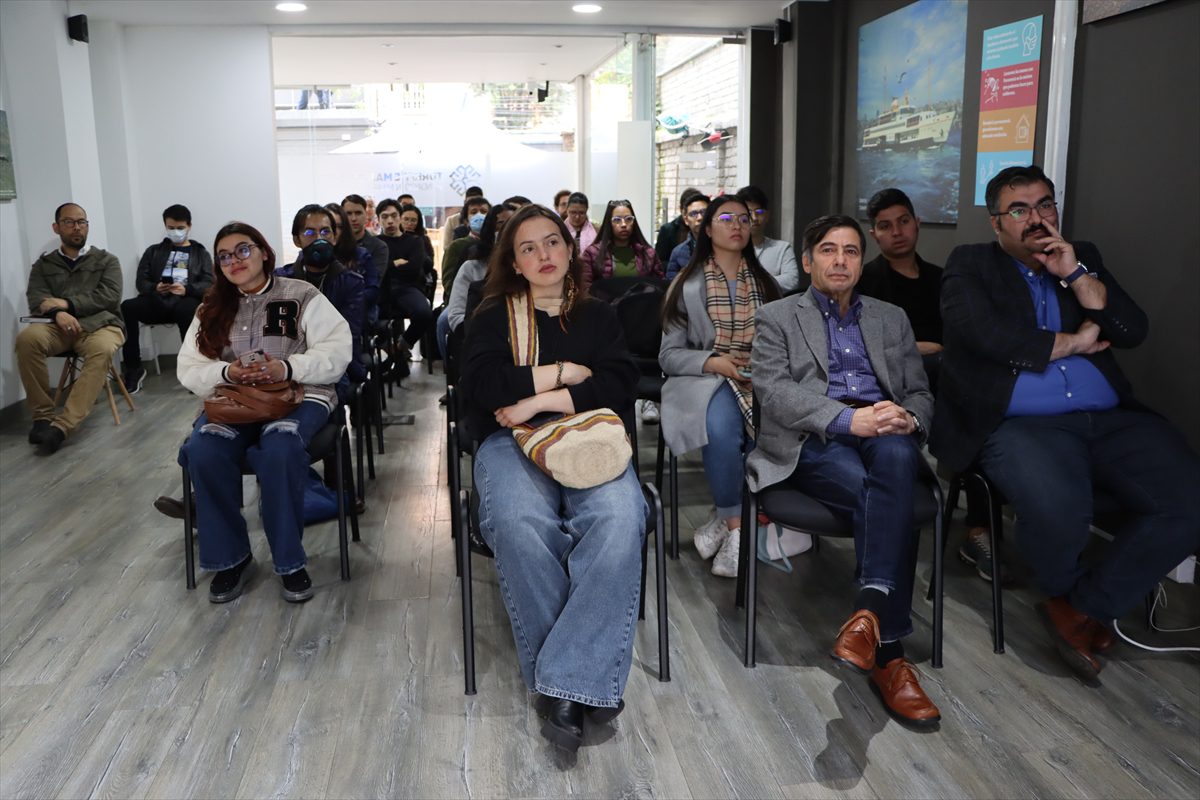 Maarif Vakfı, Kolombiya'da öğrencilere 'Türkiye Bursları' sunumu düzenledi