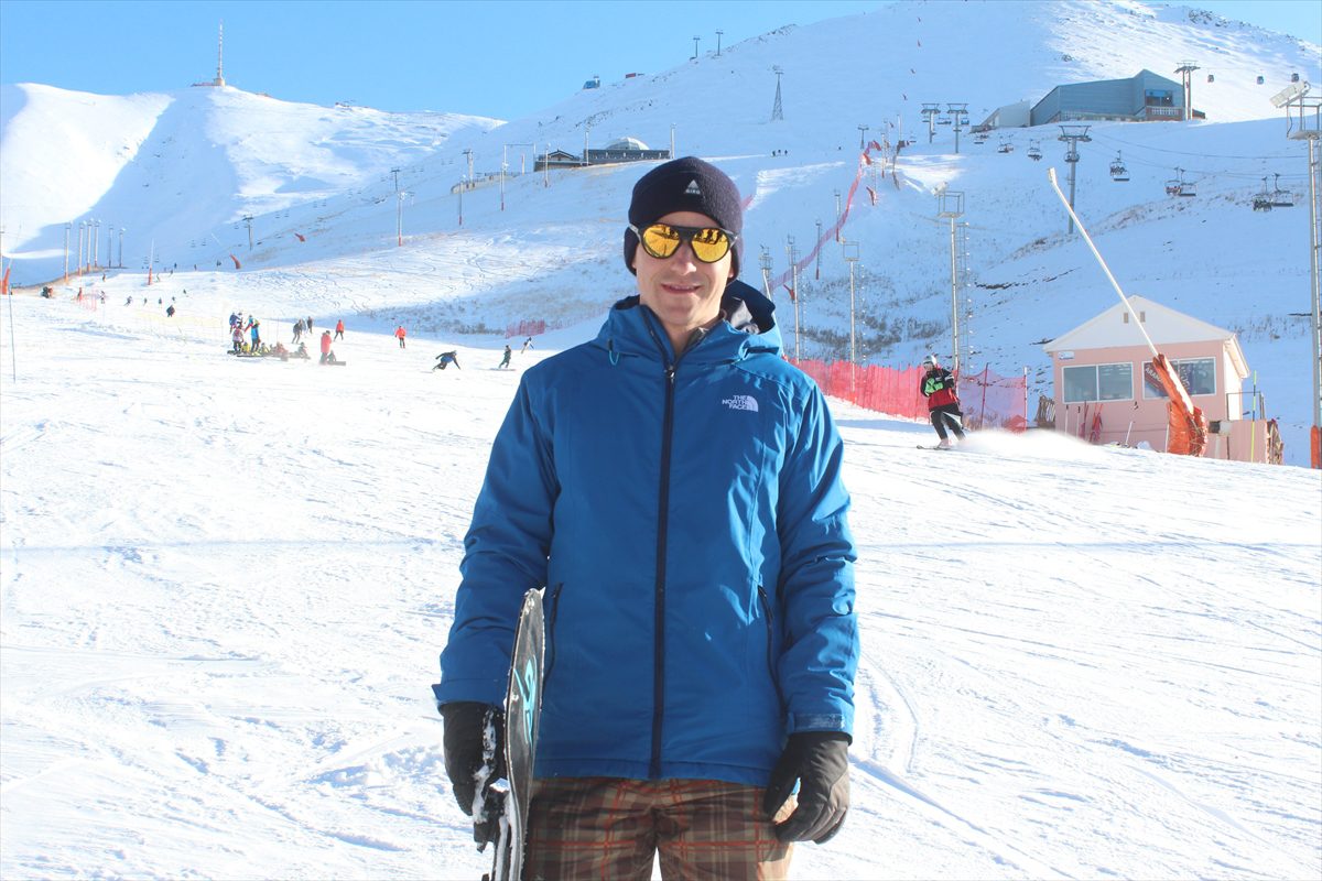 Palandöken Kayak Merkezi'nde hafta sonu yoğunluğu yaşanıyor