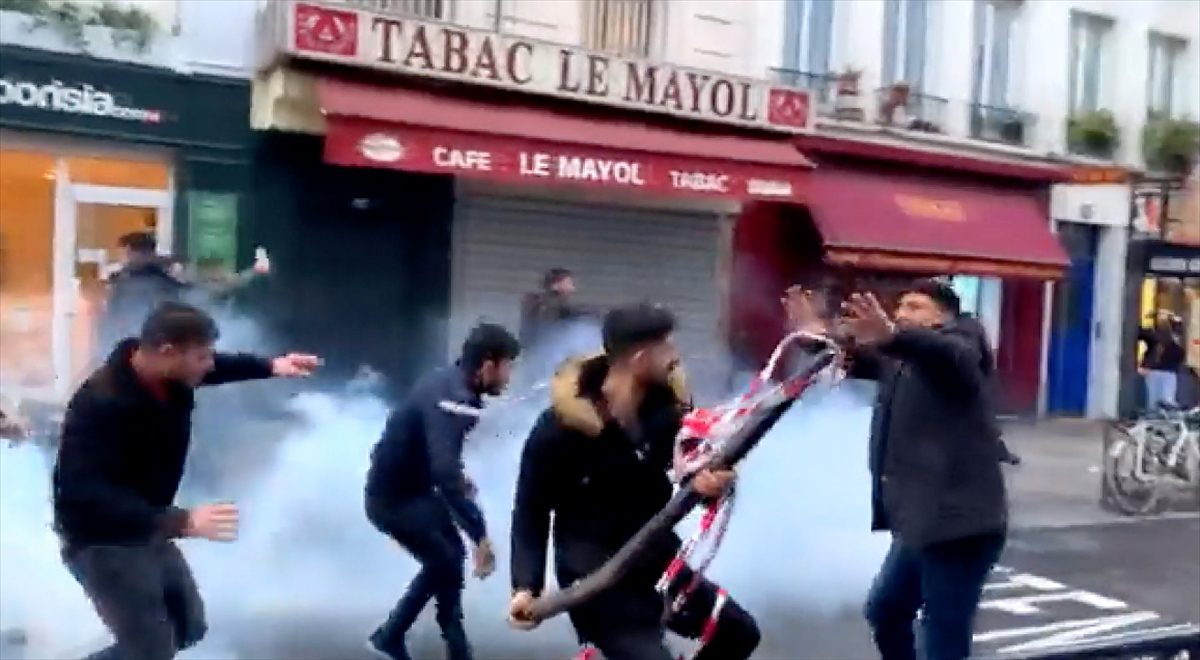 Paris'teki saldırıyı protesto eden terör örgütü PKK yanlıları Atina'da polise saldırdı