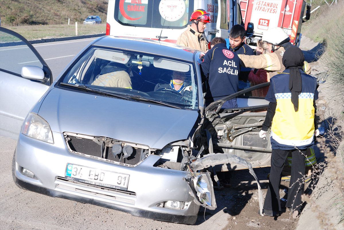 Pendik'te kamyonetle çarpışan otomobilin sürücüsü yaralandı