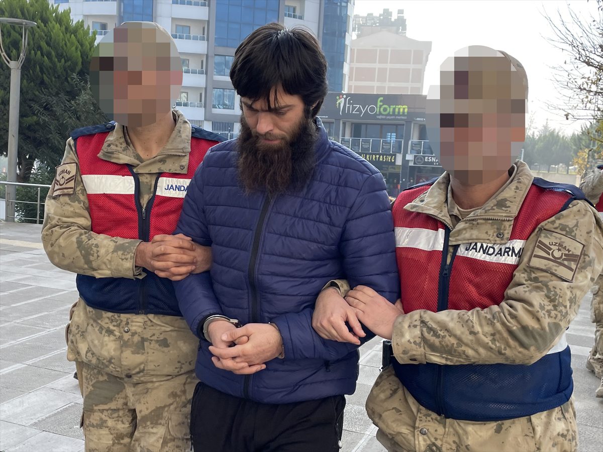 Sınır hattında yakalanan DEAŞ'lı terörist, Hatay'da adliyeye sevk edildi