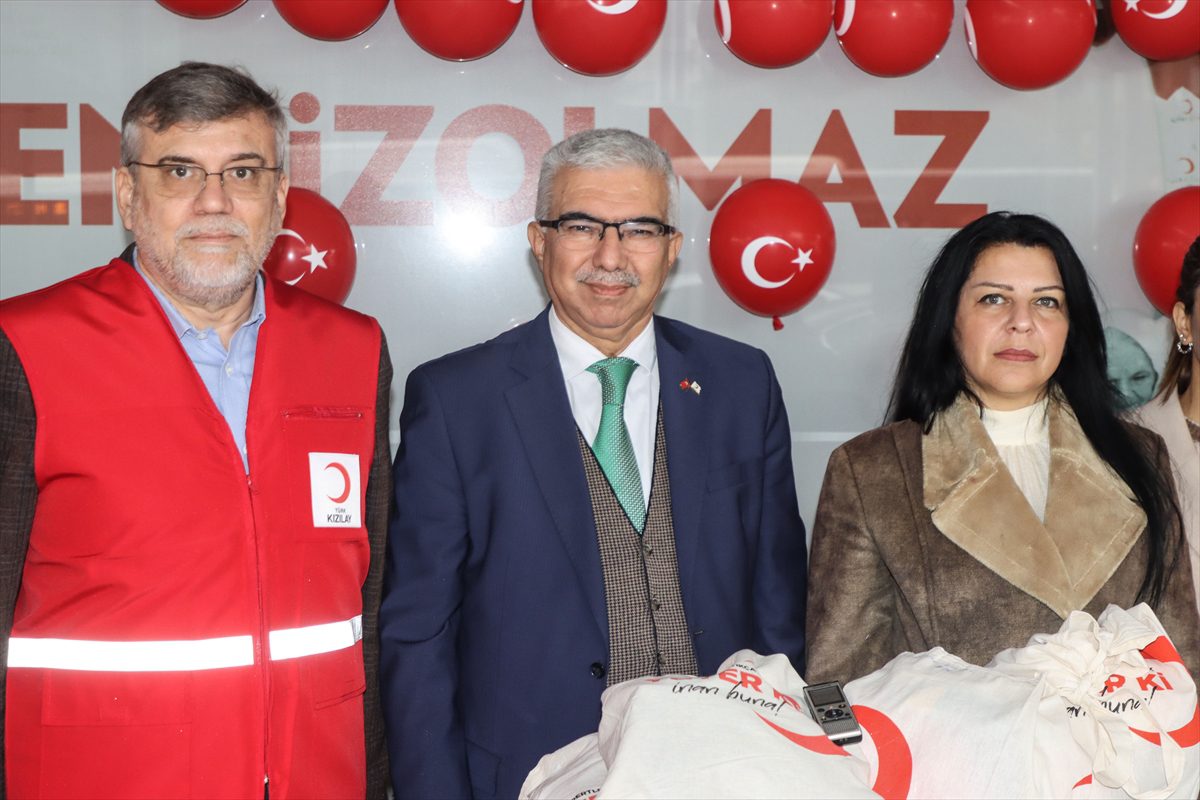 Türk Kızılay'dan Mersin'deki ihtiyaç sahibi öğrencilere kışlık yardımı