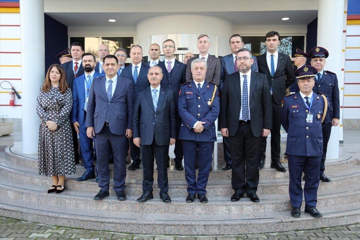 Türkiye'den Arnavutluk polisine ekipman desteği