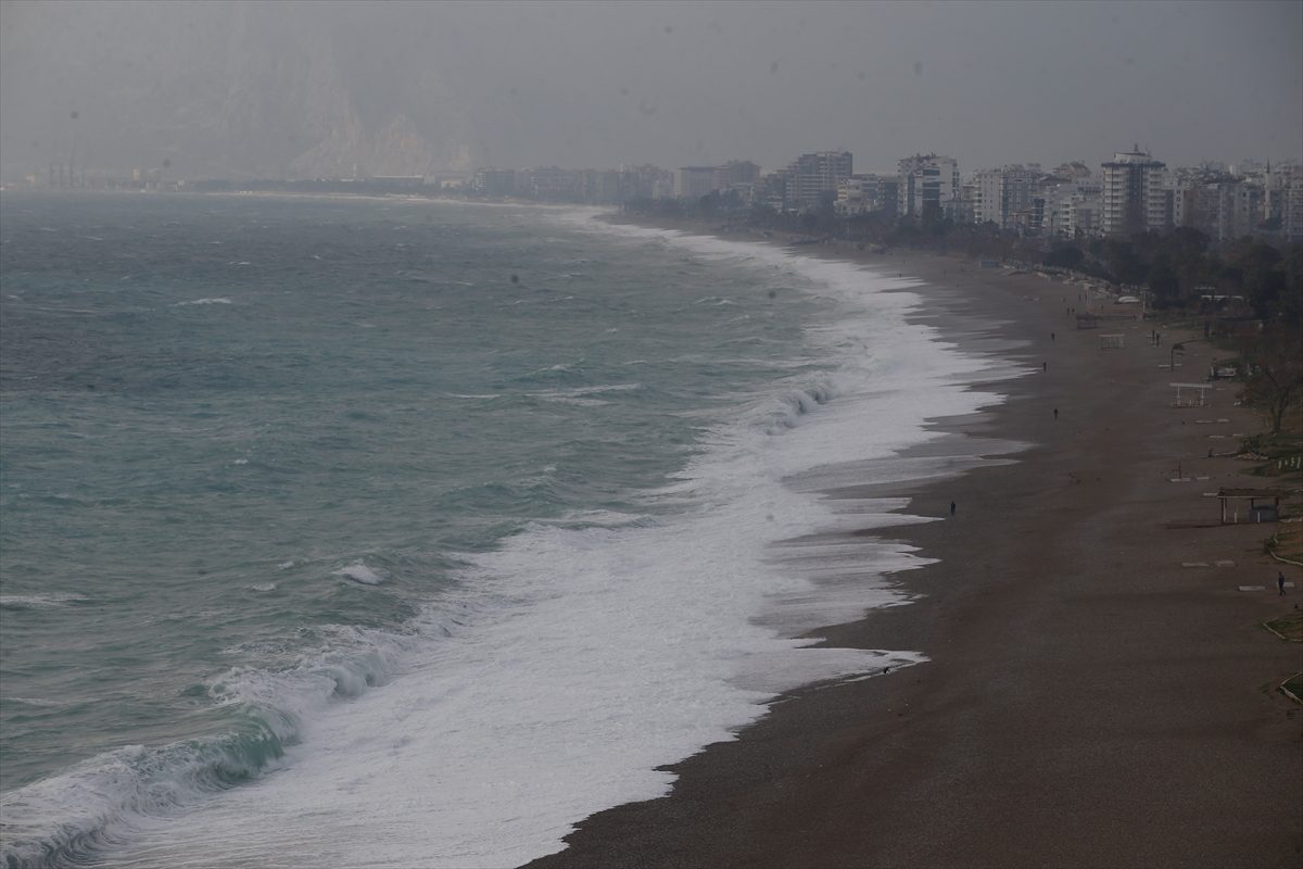 Antalya'da fırtına etkili oluyor