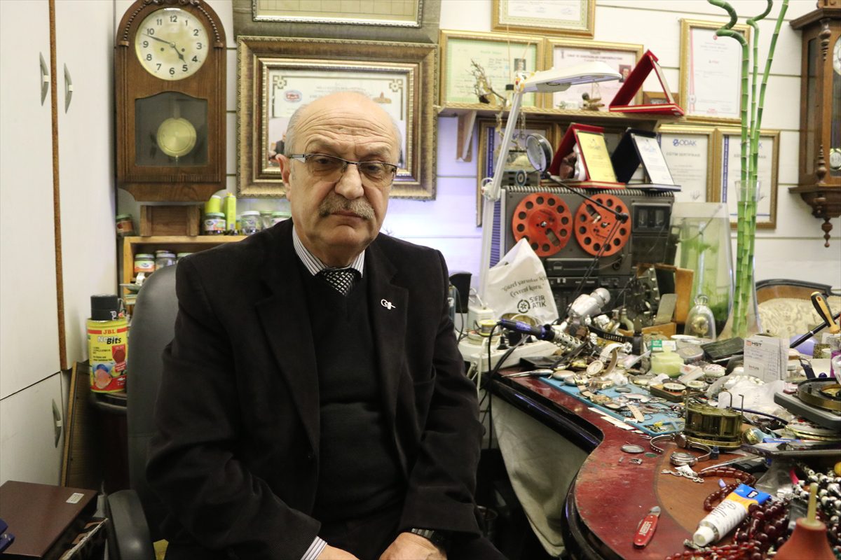 Ata yadigarı saatlerin ömrü Ökkeş ustanın elinde uzuyor