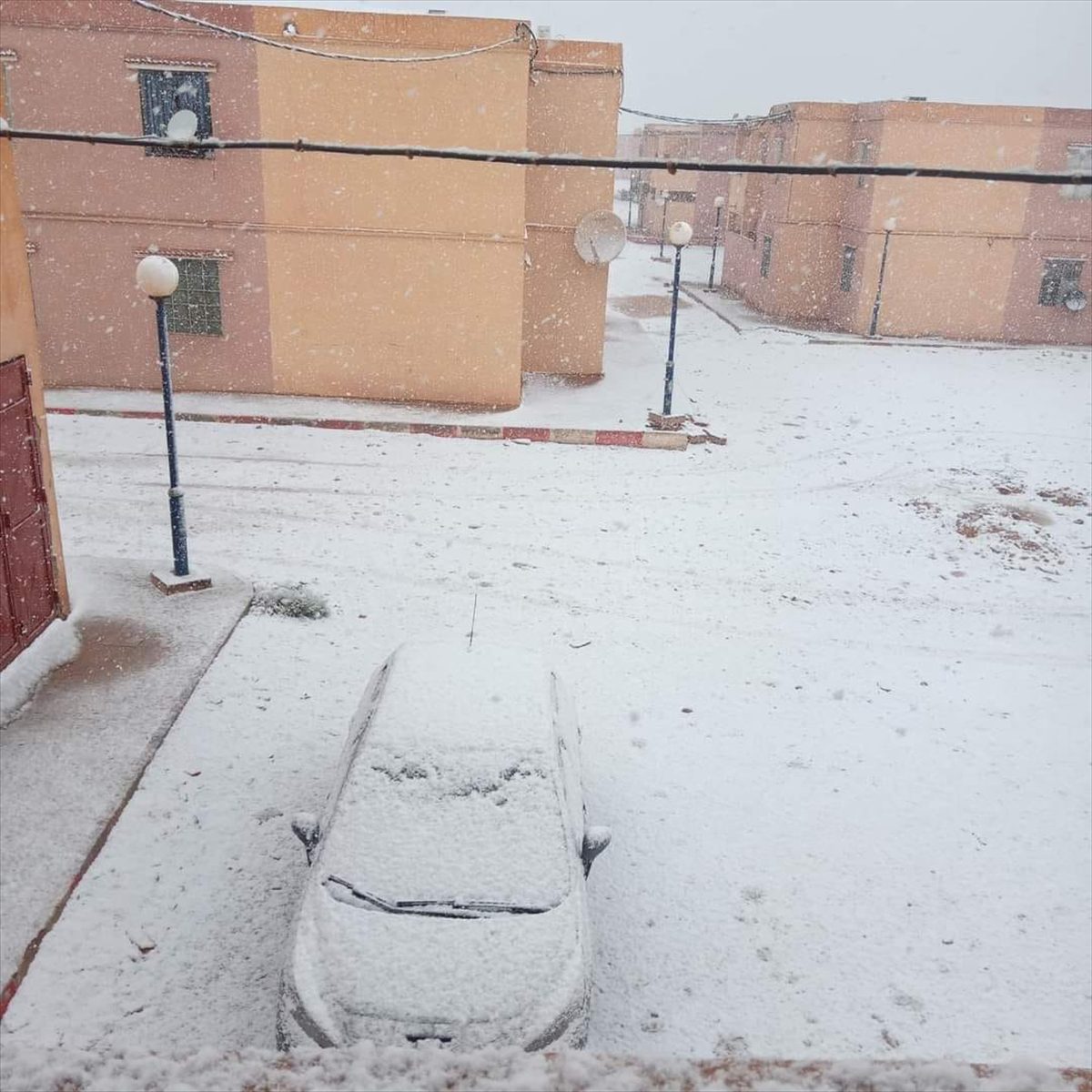 Cezayir’de çöldeki bazı bölgelere kar yağdı