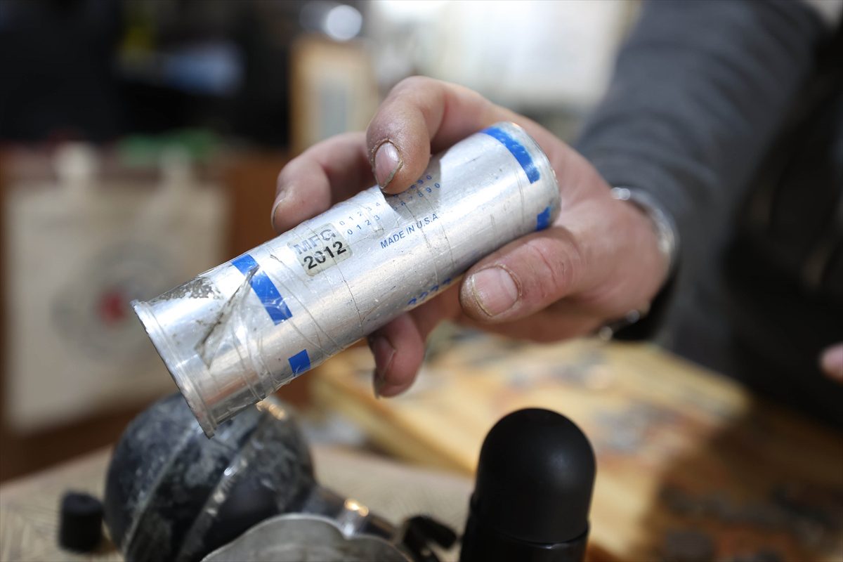 Filistinli inşaat mühendisi İsrail’in kendilerine attığı gaz bombalarını aksesuarlara dönüştürüyor