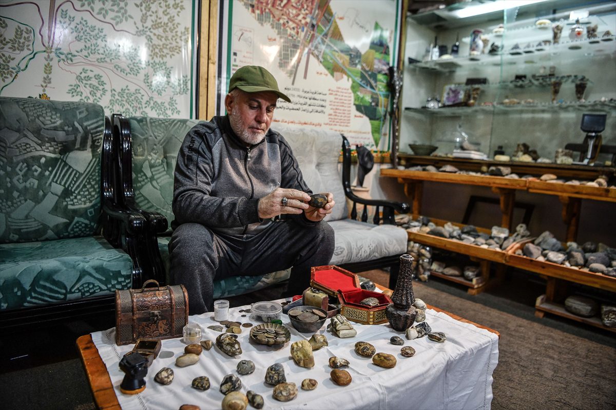 Gazze’de yaşayan taş koleksiyoncusu evinin bir bölümünü müzeye çevirdi