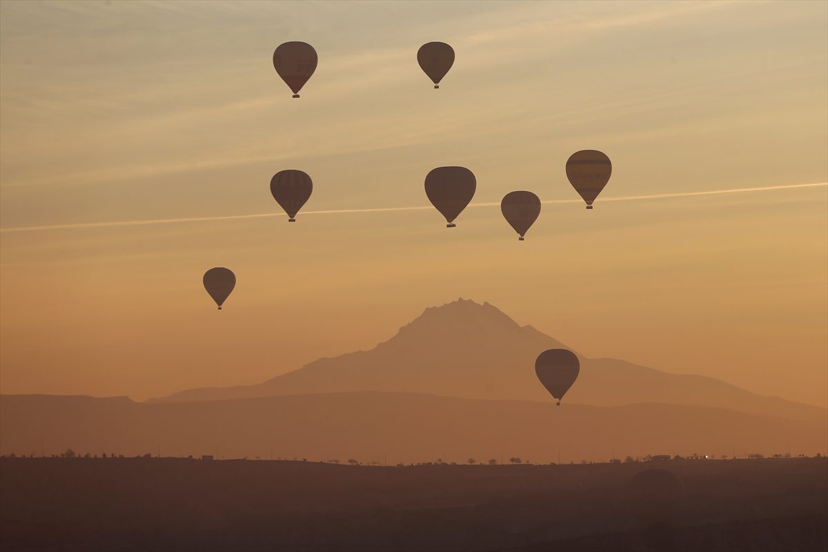 Kapadokya'da turistler yeni yılın ilk gününü gökyüzünde karşıladı