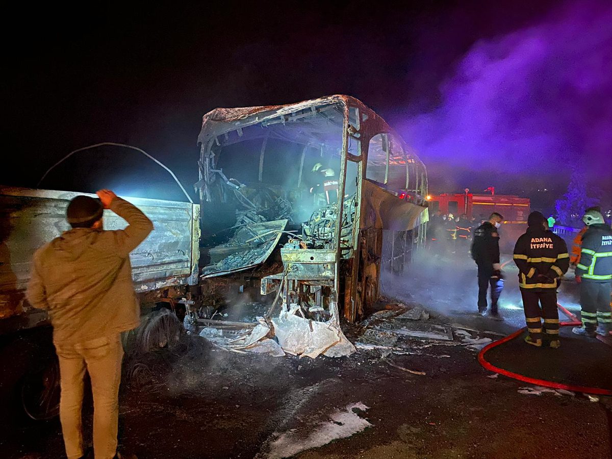 Mersin'de otobüsün tıra çarpması sonucu 3 kişi öldü