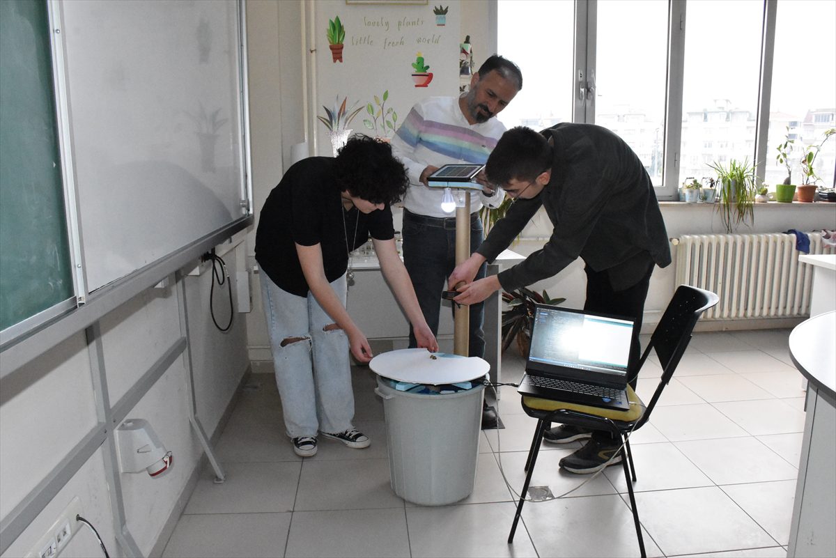 Öğrencilerin tasarladığı çöpleri ayrıştırabilen “Üç boyutlu nesne tanıma ile yenilikçi geri dönüşüm kutusu” birincilik aldı