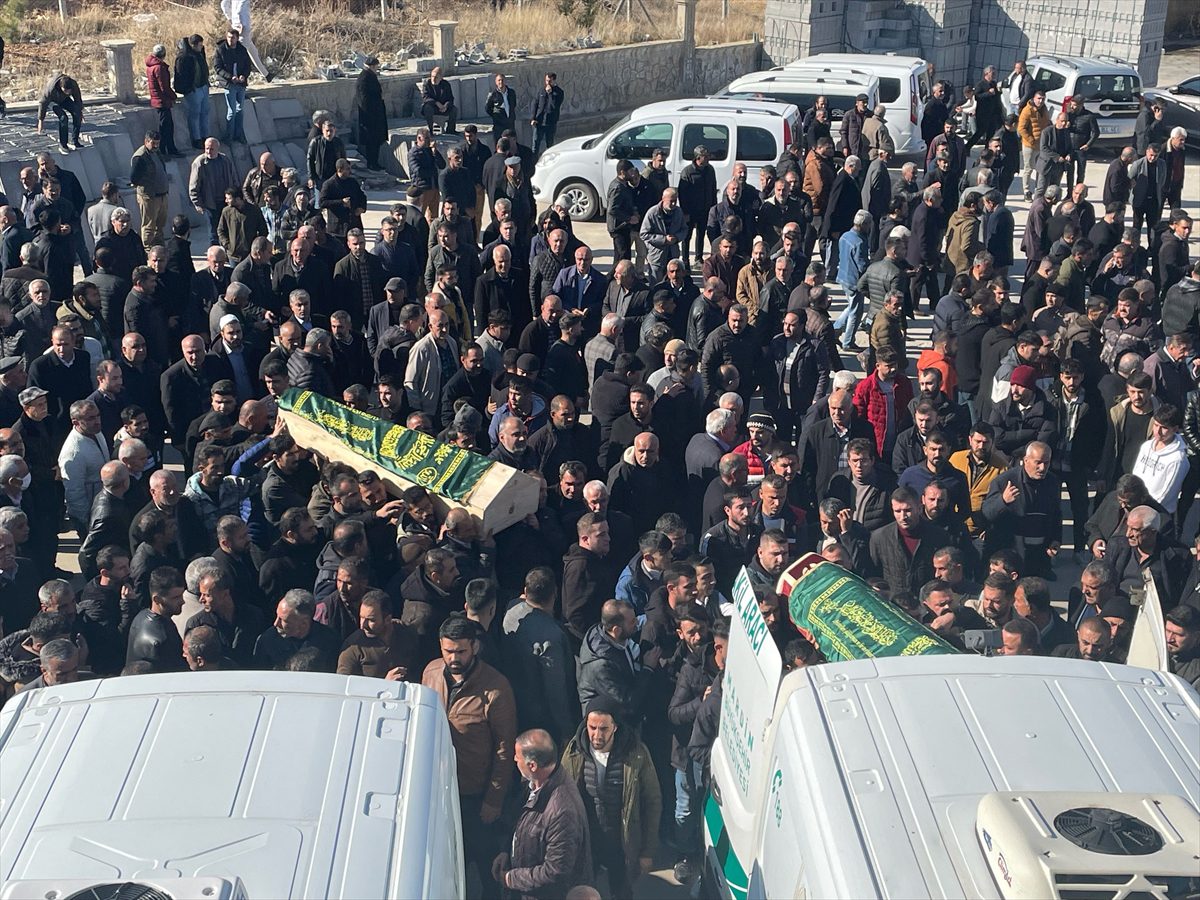 TAG Otoyolu'nda çekiciyle otomobilin çarpıştığı kazada ölen 4 kişi Mardin'de defnedildi