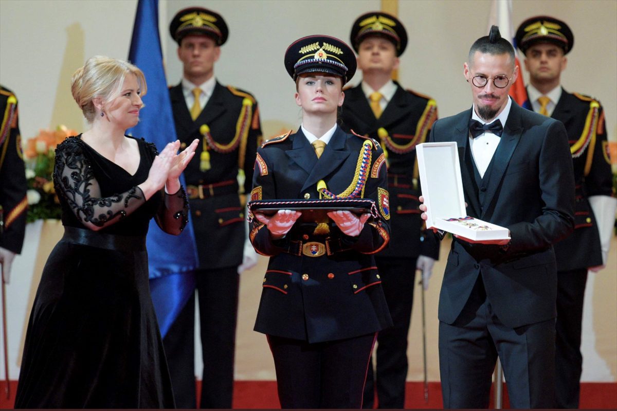 Trabzonspor'un oyuncusu Marek Hamsik'e ülkesinde devlet nişanı verildi