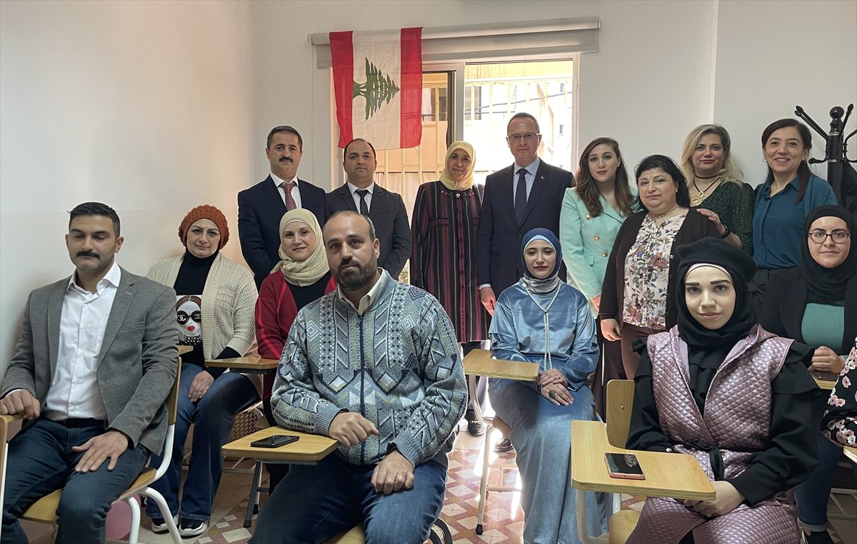 Türkiye'nin Beyrut Büyükelçisi Ulusoy Lübnan'daki Türkoloji bölümünü ziyaret etti