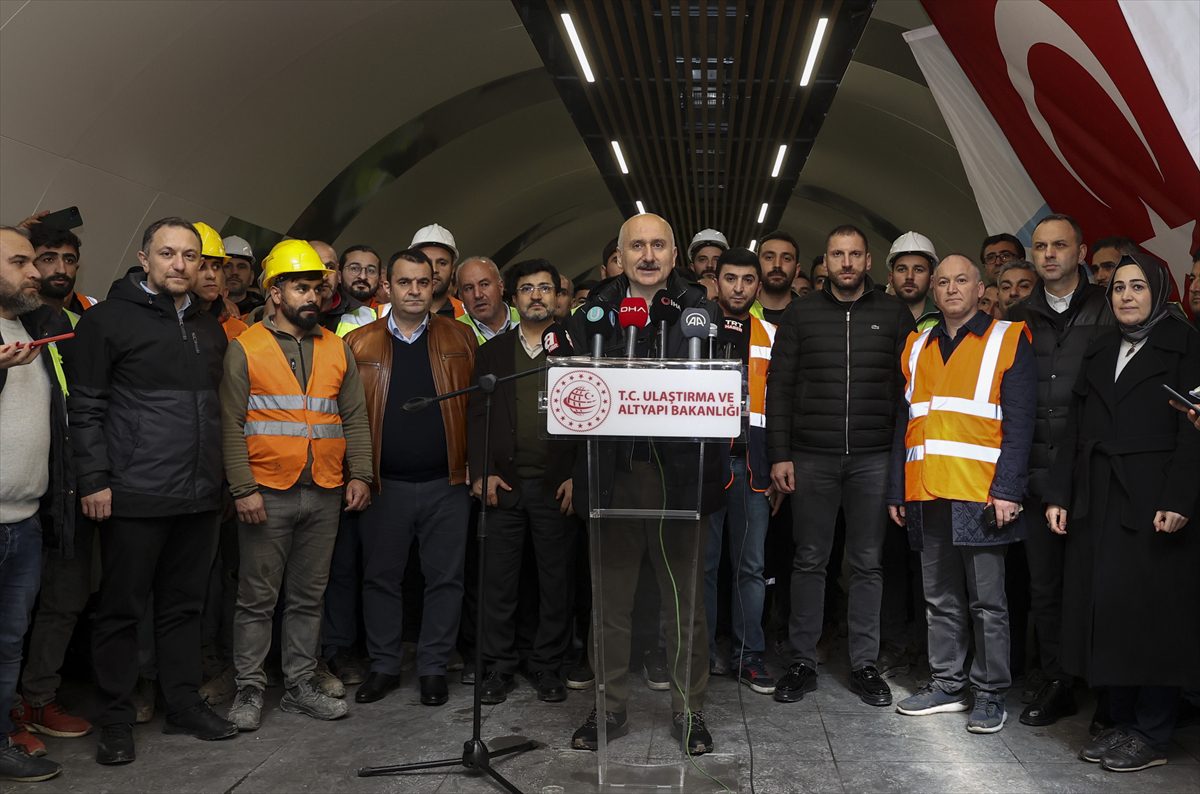 Bakan Karaismailoğlu yeni yıla metro çalışanlarıyla girdi