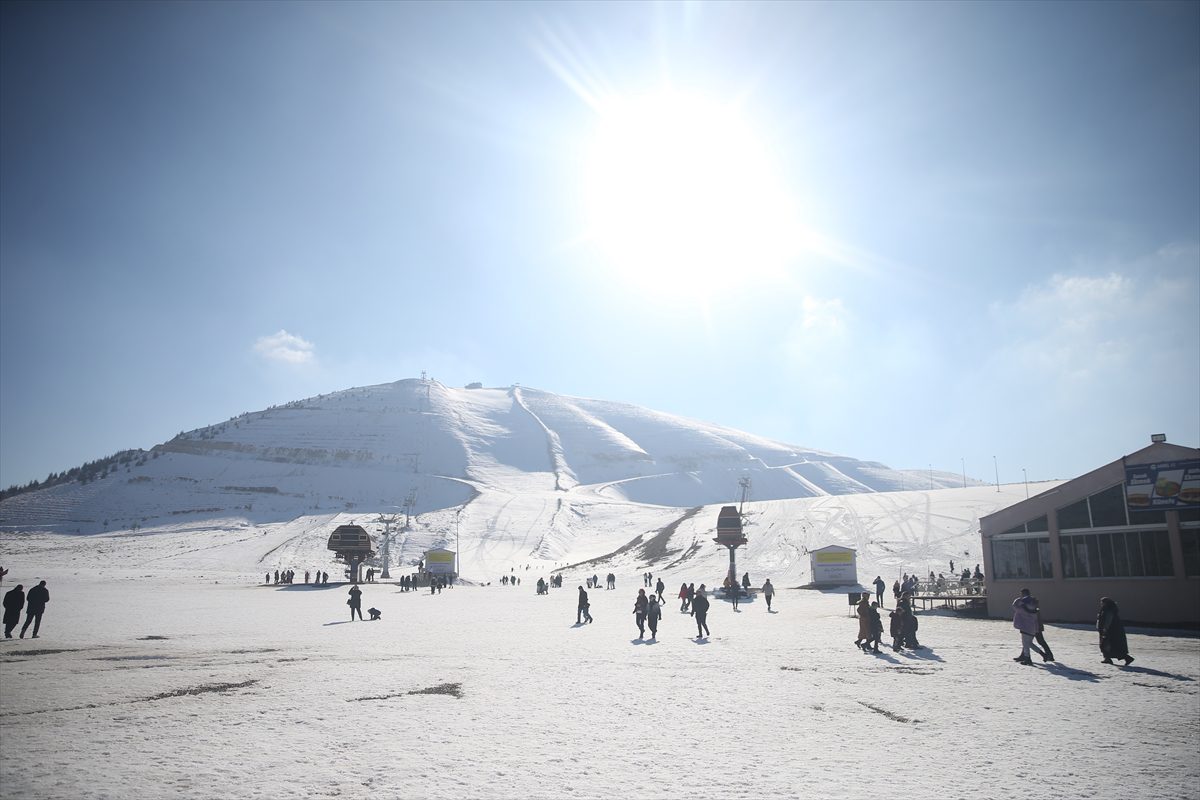 Yedikuyular Kayak Merkezi karnelerini alan öğrencileri ağırlıyor