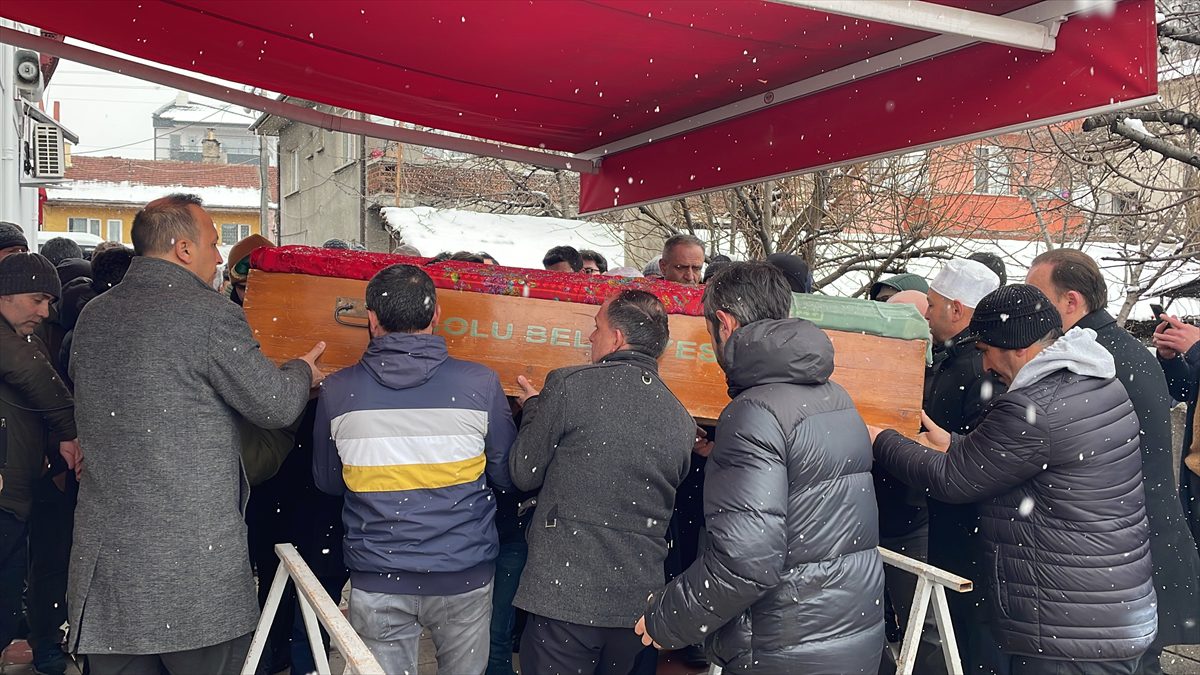 Depremde hayatını kaybeden biri bebek 4 kişinin cenazesi Bolu'da toprağa verildi