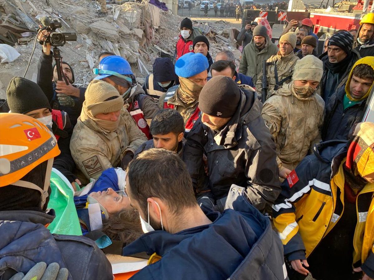 Diyarbakır'da depremde yıkılan binanın enkazından 101 saat sonra anne ve oğlu kurtarıldı