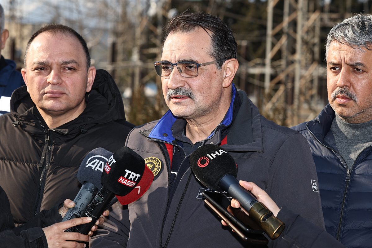 Enerji ve Tabii Kaynakları Bakanı Dönmez, deprem bölgesindeki enerji altyapısına ilişkin değerlendirmelerde bulundu: