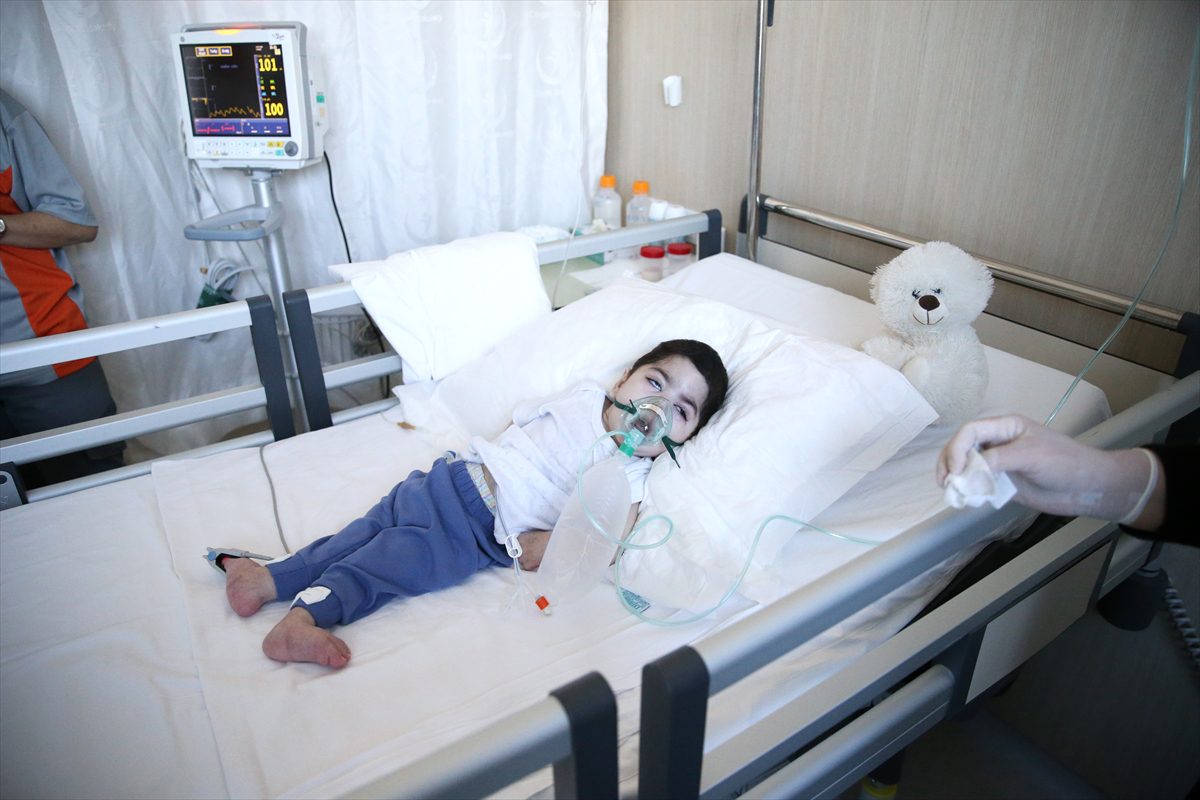 Hatay’da hastane enkazından kurtarılan kimliği belirsiz serebral palsili bebeğin tedavisi sürüyor