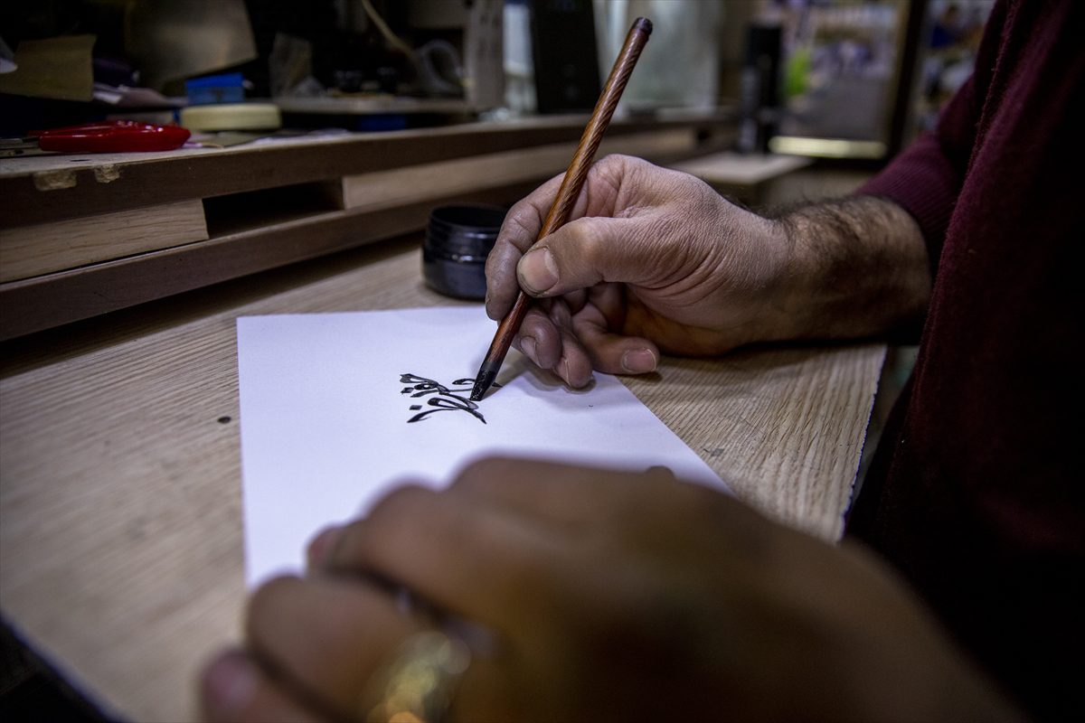 Iraklı Türkmen kuyumcu ustası yaklaşık 30 yıldır altınlara isim ve resim işliyor.