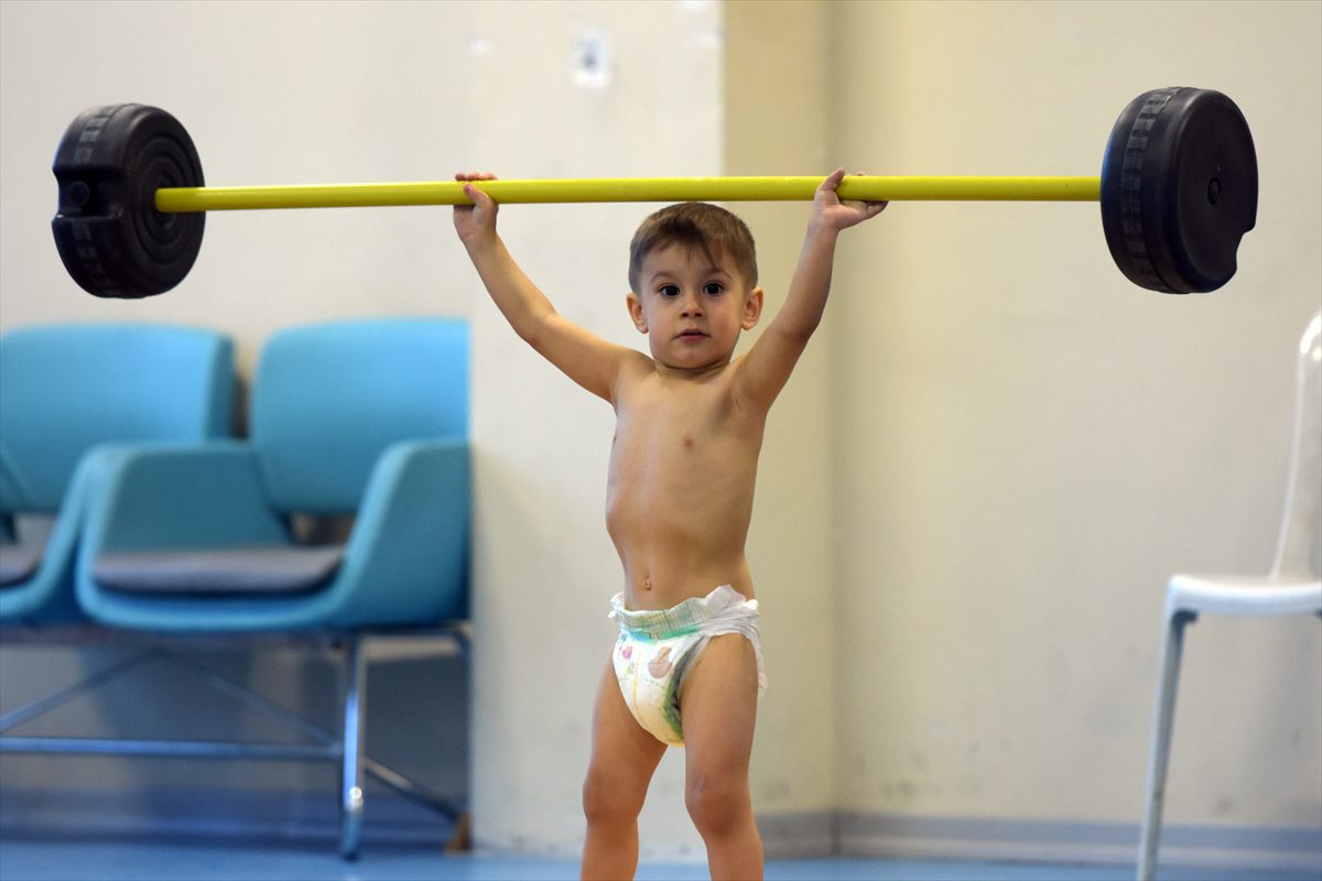 Minik Mert, altında bezi, paspas sopasından halteriyle büyüklerin motivasyon kaynağı