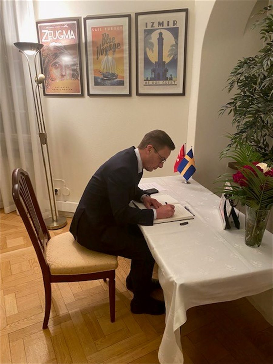 Türkiye’nin Avrupa temsilciliklerinde açılan defterlere taziye mesajları yağıyor