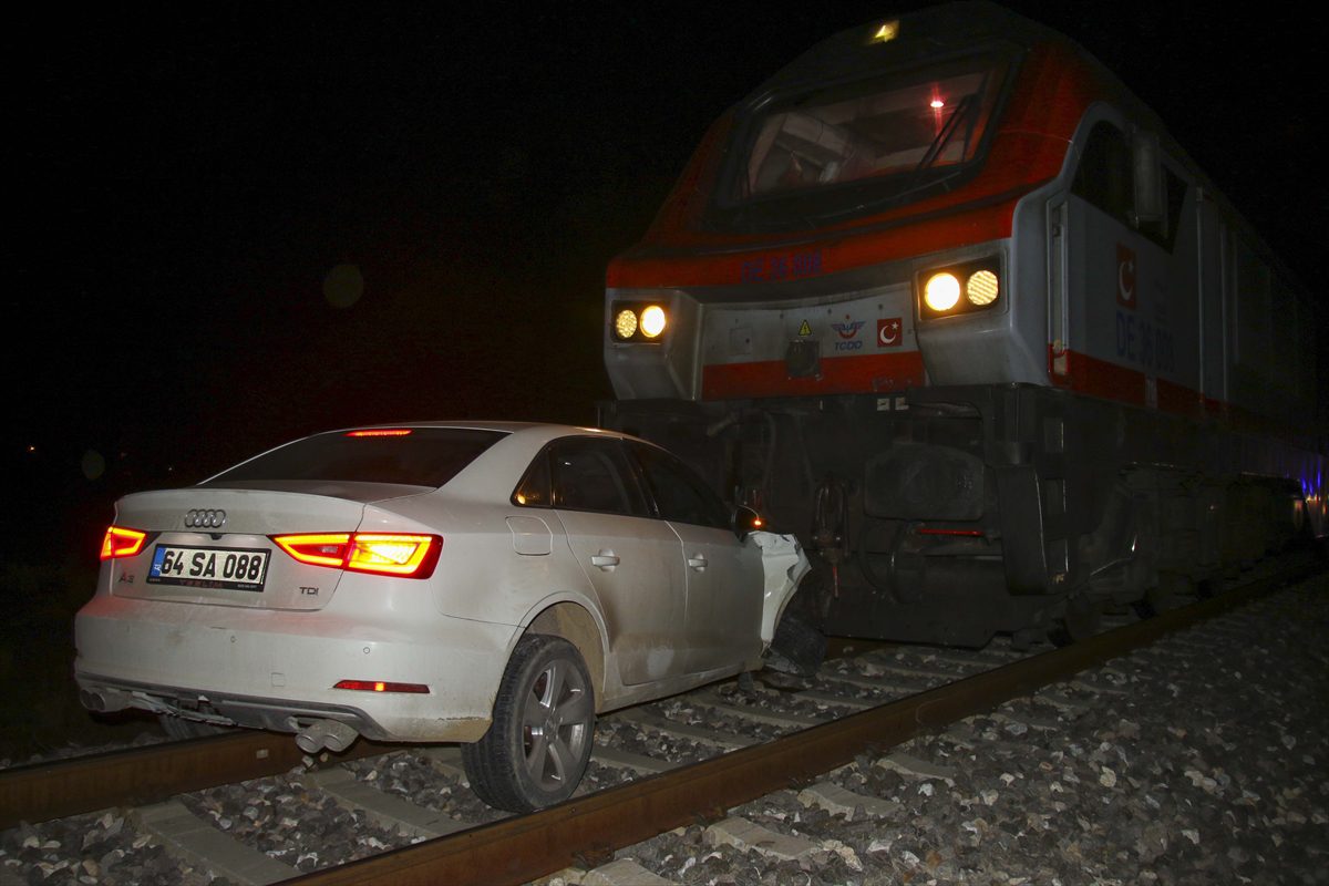 Uşak'ta yük treninin çarptığı otomobildeki 2 kişi yaralandı