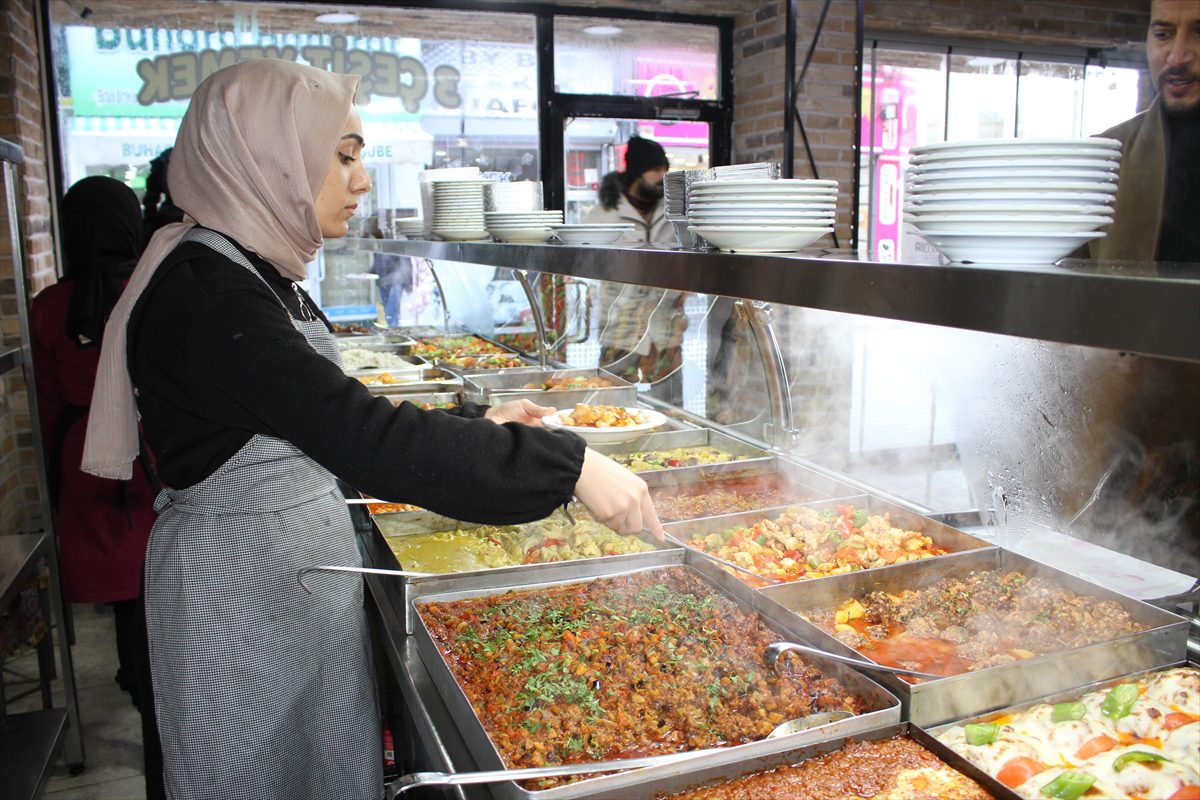 Van depremini yaşayan esnaf günde 5 bin 400 kişilik ücretsiz yemek veriyor