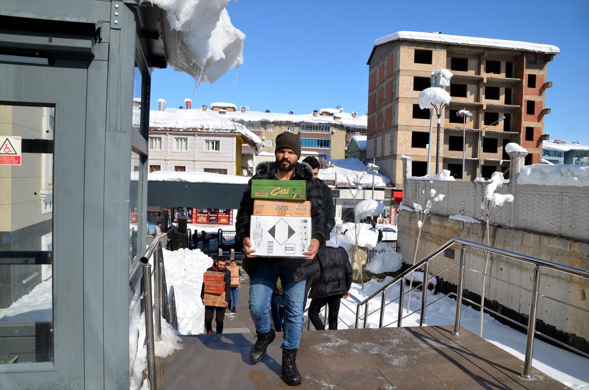 Van, Hakkari, Bitlis ve Muş'ta deprem bölgesine yardımlar sürüyor