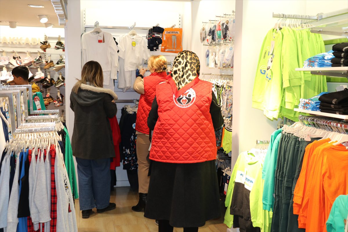 Erzincan’da gönüllü gençler kıyafetlerle depremzede çocukların yüzünü güldürüyor