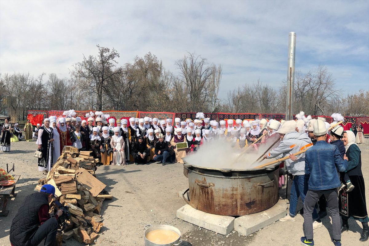 Kırgızistan’da Nevruz Bayramı tatlısı pişirilmeye başlandı