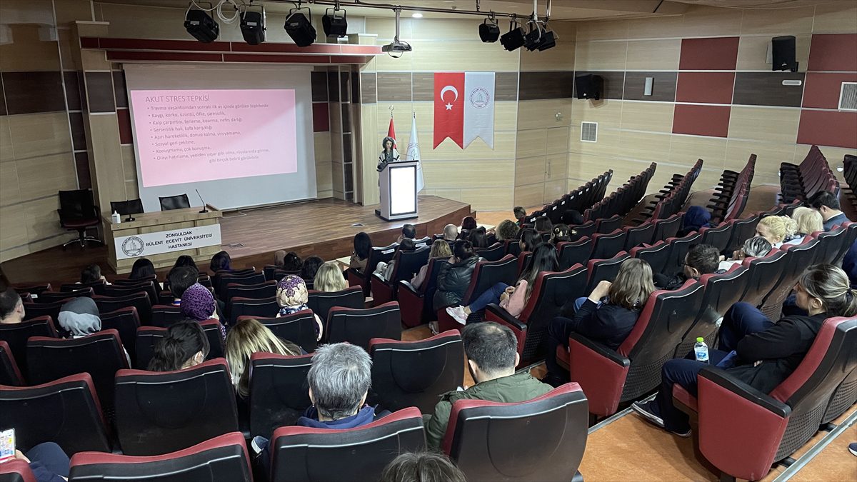 Zonguldak'ta sağlık çalışanlarına “depremzedelerle doğru iletişim eğitimi” veriliyor
