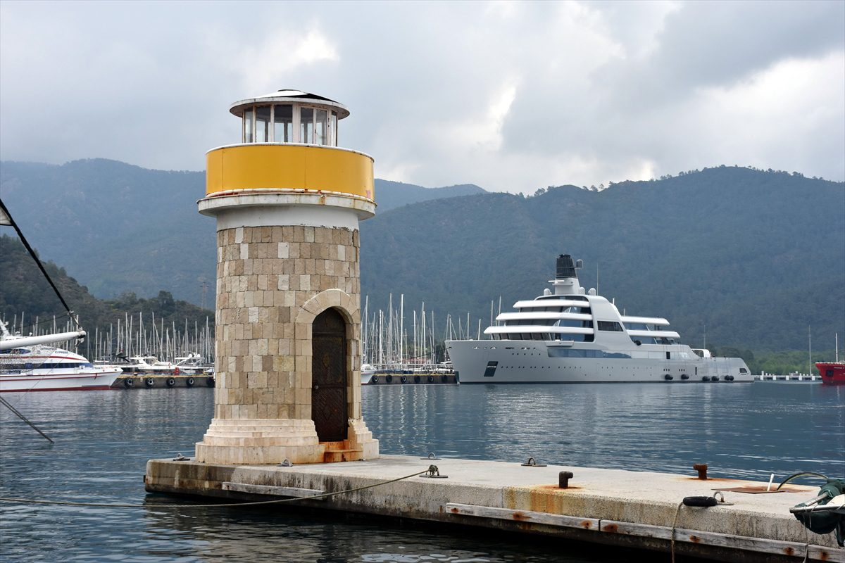 Rus milyarder Abramoviç’in yatı Marmaris Limanı’na yanaştı.