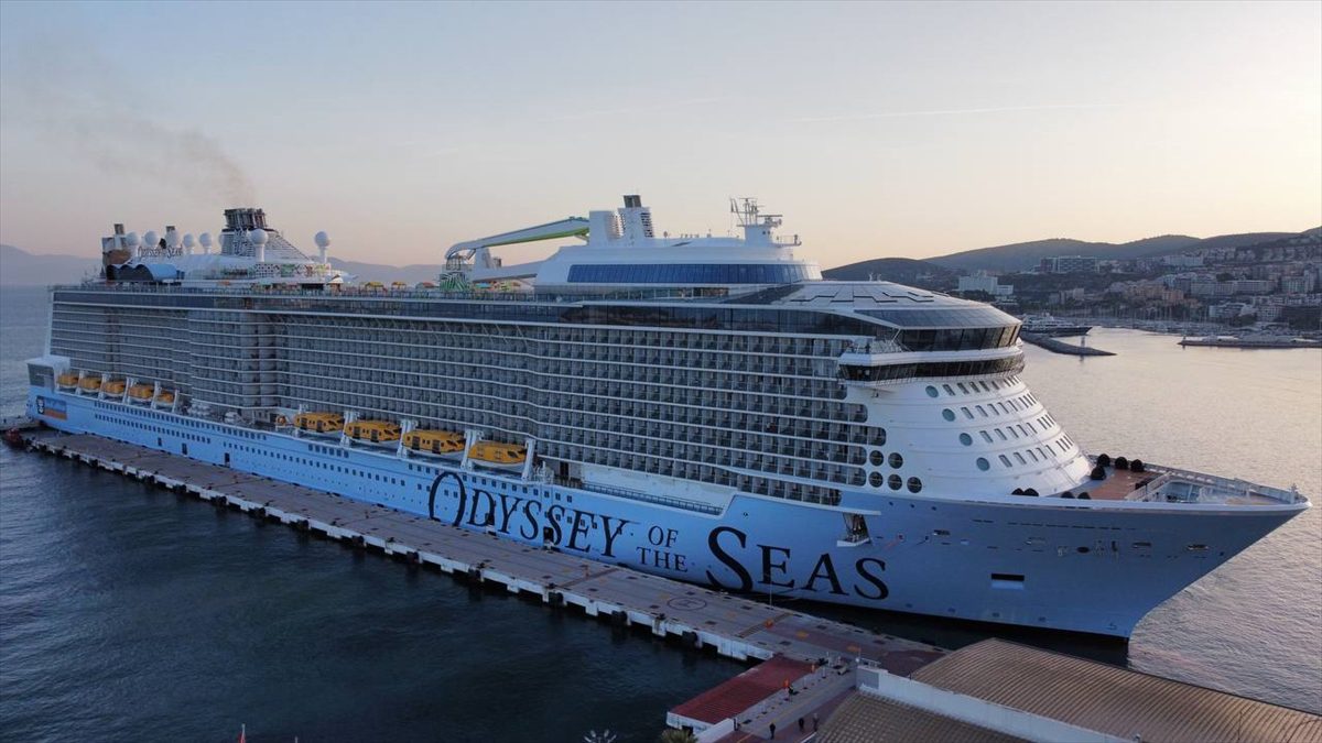 Kuşadası’na dev kruvaziyerle 4 bin 200 turist geldi