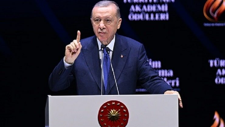 Evlatlarımızı, yeni iletişim mecralarının sinsi, yıkıcı ve olumsuz etkilerine karşı korumak zorundayız
