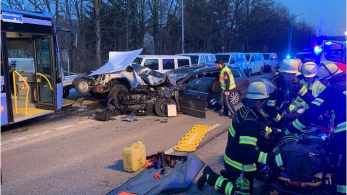 Otobüs ile Otomobil çarpıştı