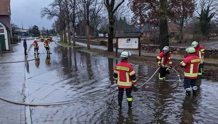 Patlayan su borusu caddeyi göle çevirdi