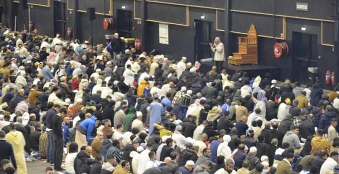 Fransa’da Büyük Buluşma; Bayram Namazında 10 Bin Müslüman saf tuttu!..
