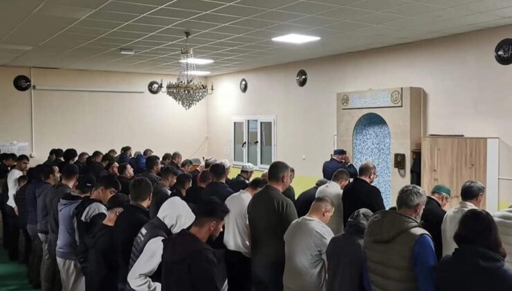 Ailece Sabah Namazında Buluşuyorlar!..