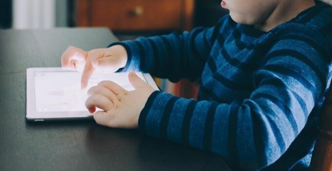 İngiltere, 16 yaş altı sosyal medya kullanımına ilişkin düzenleme hızla yapacak